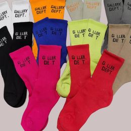 Chaussettes de créateurs Chaussettes pour hommes Automne et hiver Lettres Graffiti Street Art Couleur Pure Coton Serviette Bas Chaussettes de sport Chaussettes de luxe pour hommes et femmes Bas de haute qualité