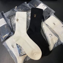 Chaussettes de créateurs Chaussette en laine chaude U Lettre Design Bonneterie de luxe Polaire Terry Bonneterie Chaussettes de neige Multi Sous-vêtements Bas élastiques Meilleur cadeau Long Noir Blanc