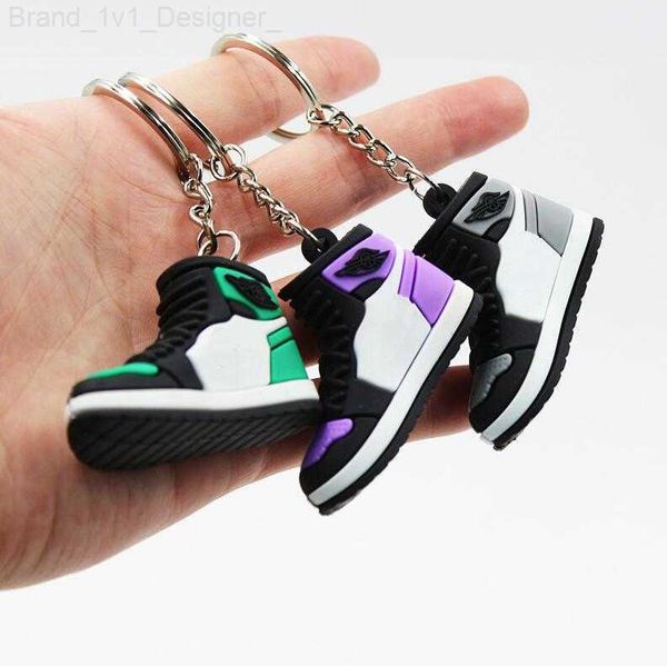 Chaussures de basket-ball en caoutchouc souple Keychains bracelet de poignet Chaîne de gueule de poing Sneakers de dessins de sport Course porte-clés pendentif bijoux Gift L230817