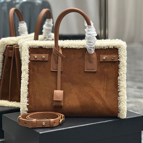 Bolso de viaje suave de diseño Lateral estilo acordeón Un estilo atemporal Gran capacidad Equipado con correas largas para los hombros Bolso para órgano clásico de pelo de cordero de diseñador para mujer 717442