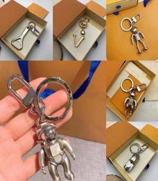 Designer Spaceman Key Ring Lettre accessoires de chaîne de clés en métal de haute qualité Unisexe Silver Classic Bottle Opender Robot Pendant Car K8111627