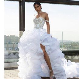 Diseñador dividido de vestidos de novia bajo bajo de los hombros niveles de organza ruffle Beach con altura de la novia Vestido de noiva ROBES DE 305Z