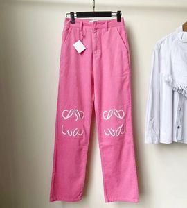 Pantalones de mezclilla bordados capris ajustados con pierna dividida de diseñador para brindar calidez y corte ajustado, jeans de diseñador de moda de marca de moda, jeans loewe
