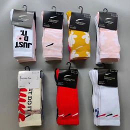 Calcetines deportivos de diseñador Calcetines para hombres y mujeres Tres pares de calcetines deportivos elegantes con letras bordadas de algodón puro transpirables