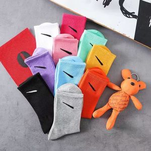 Chaussettes de sport de créateurs Chaussettes de sport de mode pour hommes et femmes Chaussettes de broderie en coton Femme colorée Sox Marque LOGO Designer Chaussettes longues 5 paires / Une boîte