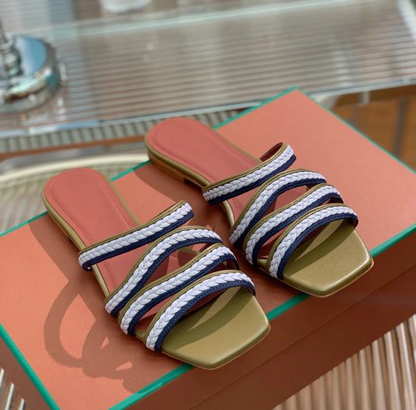 Sandalias con dijes brillantes de diseñador para mujer, chanclas de paja de lujo, sandalias con plataforma de diapositivas, zapatos deslizantes con dijes para playa de verano