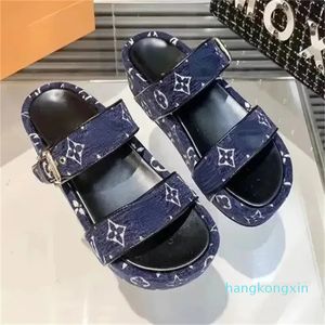 Diseñador de sandalias de marea de primavera y verano, suela gruesa, tela de letras grandes, cuero de mezclilla, negro y azul, la moda de las mujeres sigue siendo omni-match, zapatillas de suela gruesa.