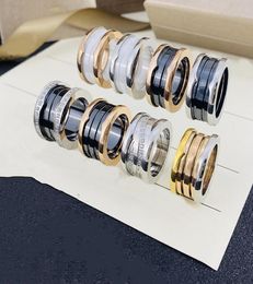 Anelli primaverili di design per uomo e donna, gioielli di marca di lusso, anello di moda classico, coppie in acciaio al titanio, anelli in ceramica, festa di nozze e1175556
