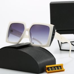 Designer Square Sunglasses Men Lettre des lunettes de soleil pour femmes Accessoires de mode extérieurs