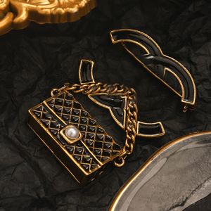 Diseñador de acero inoxidable Marca Carta Broches Mujeres de lujo 18K Chapado en oro Incrustación de cristal Rhinestone Joyería Broche Charm Pin Casarse Boda Regalos de amor Accesorio