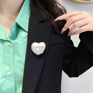 Designer en acier inoxydable Brooches Femmes Crystal Righestone Gold plaqué Pin Laple Pin Métal Bijoux de mode D095