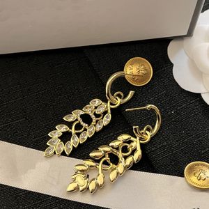 Designer Stamp Brand Charm Leaf Pendant Gold Stud oorbellen Populaire vintage stijl sieraden voor vrouwen Keltisch trouwfeest met geschenkdoos