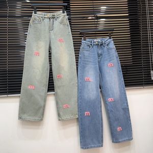 Designer jeans met rechte pijpen, modehanddoek, geborduurde letter, vintage denimbroek