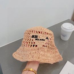 Diseñador Sombrero de paja con forma de cubo para mujer, gorra a la moda con letras, trenza de hierba rosa, sombreros informales de verano para hombre, gorras bordadas de caramelo D238038C6