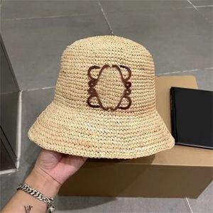 Designer paille de paille chapeau de seau de plage des femmes caps mens masquette casquette casquette d'été chapeaux ajustés lettre extérieure gros chapeau à bord