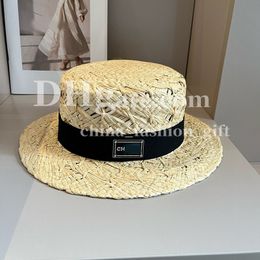 Diseñador sombrero de paja con sombreros de cubo de borde ancho sombrero tejido para mujeres sombrero de vendaje negro de verano vacaciones prevenir sombrero