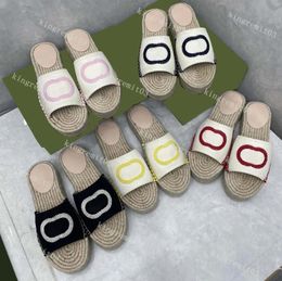 Designer paille pantoufles diapositives plates tissé corde herbe sandales femmes évider pantoufles été plage tongs imprimer chaussure