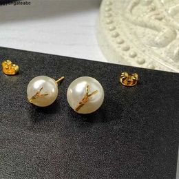 Boucles d'oreilles de pote de créateurs pour femmes Luxurys Designers Pearl Hoop Earring Gold Ored Ored Charm Wederlry with Free Box AHS9