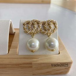 Boucles d'oreilles de designer Golden Small Pearl Channel Pearl Diamond Drop Gold pour femme Marque de mode Sier Boucles d'oreilles de mariage avec Never Fade
