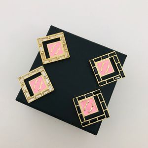 Designer Stud -oorbellen eenvoudig Stijlvolle vierkante uitsparing zwart -wit 2 kleuren roze email Dubbele letter oorbellen klassieke messing stud oorbellen sieraden