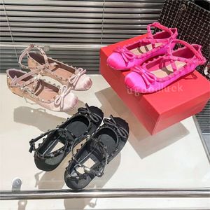 Diseñador Remaches tachonados Ballet Pisos Zapatos Italia Lujo Mujer Marca Bowtie Seda Satén Resbalón en bailarina Punta redonda Zapatos de vestir para mujer V Mocasín con diamantes