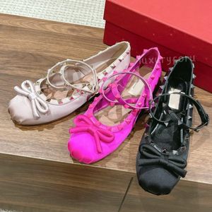 Designer balletschoenen met studs klinknagels luxe damesschoenen v diamant loafer strikje zijde satijn ronde neus dames zwart wit roze formele bruiloft schoenen