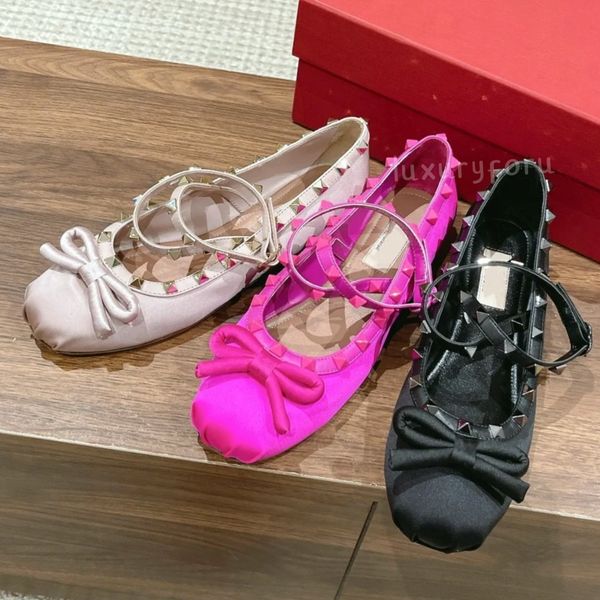 Diseñador Remaches tachonados Zapatos planos de ballet Zapatos de vestir de lujo para mujer Mocasines con diamantes en V Corbata de moño Satén de seda Punta redonda para mujer Zapatos formales de boda negro blanco rosa