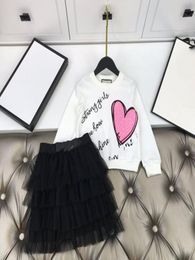 Designer Style Kids Rokken Outfits Kinderletter Love Heart Gedrukte Sweatshirtter Leerde Tule Cake Skirts 2pcs Sets A37066033803