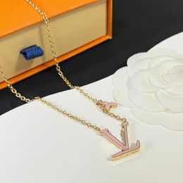 Colliers de style design pour femmes, style mignon, pendentif lettre rose, bijoux plaqués or de haute qualité, longue chaîne, cadeau de noël pour fille, chaîne à breloques