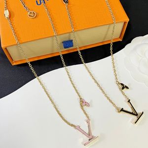 Designer stijl damesketting schattige stijl roze letter hanger ketting hoge kwaliteit vergulde sieraden lange ketting kerst meisje familie cadeau charme ketting