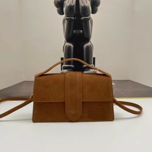 Diseñador Suede Le Bambinou Bolsos con solapa Bolsos de hombro de cuero Chammy Sobre largo Baguettes trapezoidales puras Impresión de letras doradas Hebilla magnética Bolsos con asa superior