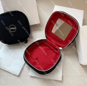 Ontwerper suede make -uptas met spiegel zwarte klassiek brief logo bedrukte dames 3D zakelijke reismake -uptas cosmetica opbergtas rode binnenste wasstas handheld tas