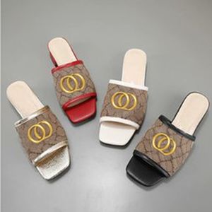 Diseñador Verano Zapatillas de playa Mocasines de moda Lazy Chanclas de tacón bajo Letras de cuero para mujer Diapositivas de dibujos animados zapatos de mujer Sandalias de metal para mujer Tamaño grande 35-42 us4-us11