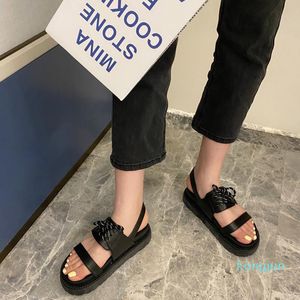 Diseñador- Tacones de bloque de verano Sandalias romanas Zapatos planos de mujer Zapatilla de playa Escuela negra