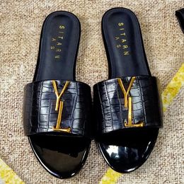 Diseñador de sandalias de cocodrilo Summer plataforma de moda al aire libre zapatos redondos de punta de punta antideslizanes zapatillas para mujeres