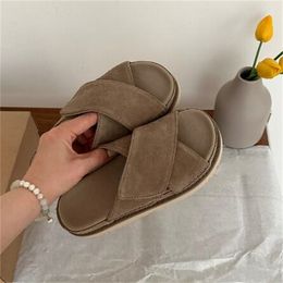 Designer Summer Fashion Flat Base Slippers Lady Favoriete strand zachte zool slippers klassiek voor dames één woord drag
