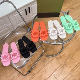 Designer zomerschoenen slippers jelly rubber uitgehold glijbanen sandalen platte hakken zwart wit roze slippers stof bloemen sandale muilezels claquettes dames