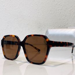 Diseñador Gafas de sol de verano para hombres B Inicio Marco cuadrado Grandeo de mujer Versátiles Versátiles de playa de vacaciones 0153