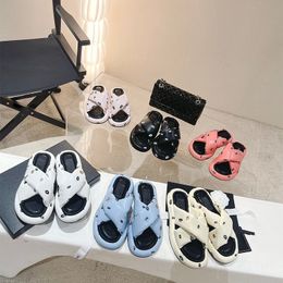 Designer zomer vrouw slippers metallic slide sandalen borduren muilezels vrouwen lage hak slippers casual P sandaal zomer chunky