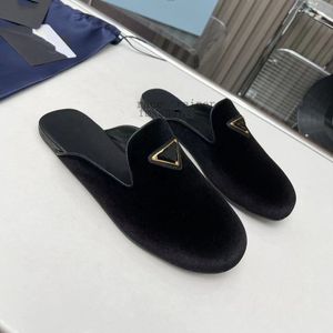 Designer zomer dames slippers sandalen loafer platte slides flops driehoek lederen buitentoers bad schoenen strandkleding slipper zwart wit bruin mode schoenen 03