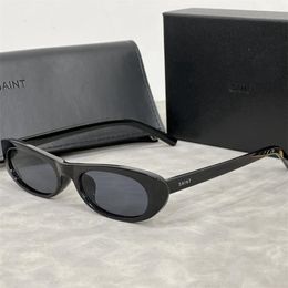 Diseñador Fashion de gafas de sol Gafas de sol de alta calidad Gafas de estampado de vidrio neutral Adumbral 6 Opción de color anteojos