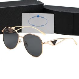 Designer Lunettes de soleil Mode Lunettes de soleil Classique Marque Triangulaire Femmes Hommes Lunettes de soleil en verre Adumbral 6 Couleur Option Lunettes Plage En Plein Air