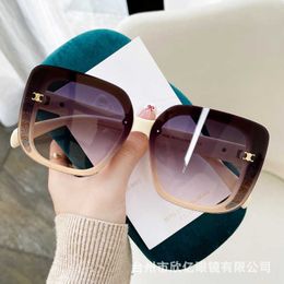 Lunettes de soleil designer 2024 Nouveaux lunettes de soleil de luxe légère de haute classe