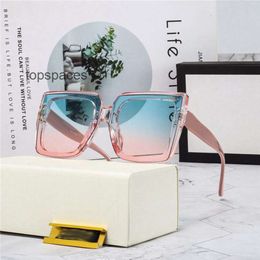 Lunettes de soleil de designer 2024 Femmes Cadres carrés élégants modernes Transparent Bleu Rose Dégradé Simplicité met en évidence le tempérament doux Voyage de plage