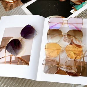 Les lunettes de soleil de créateurs sont simples et rétro Sortir les fêtes de plage en voyage Hommes décontractés Cadres métalliques irréguliers Lunettes dégradées 4390 Femmes à la mode