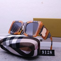 Gafas de sol de diseñador Gasas de moda de marca Gafas de letras informales al aire libre Hombras de hombres y mujeres resistentes a los rayos UV personalizados con una exquisita caja de regalo