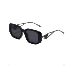 Lunettes de soleil de créateurs Classic Eyeglass Goggle Outdoor Beach Sun Sunes For Man Woman Mix Couleur en option Signature triangulaire 22030 264N