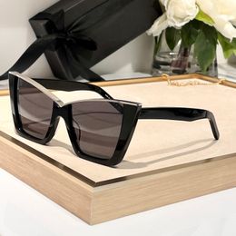 Lunettes de soleil designer pour hommes femmes Luxury d'été 570 Avant-garde les lunettes pour les yeux de chat de style anti-ultraviolet pour plaque rétro Planche complète des lunettes de mode aléatoire SL570