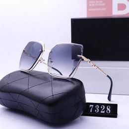 Lunettes de soleil de créateurs pour femmes et hommes Modèle de mode Spécial UV 400 Protection Lettre Jambe Double Faisceau Cadre Marques Extérieures Design A324x