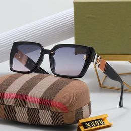 Gafas de sol de diseñador para mujeres y hombres Modelo de moda Letras de protección especial UV400 Pierna grande Marco de doble haz Diseño de lujo al aire libre Gafas de sol para mujer 8300